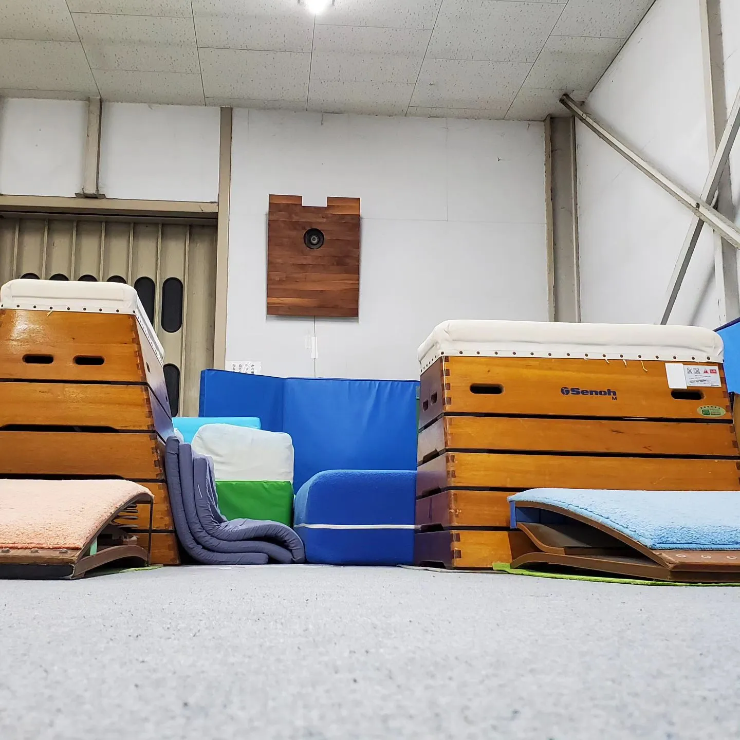 体操の道具がいっぱい